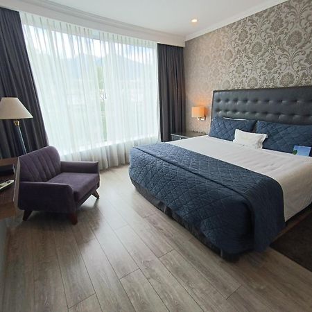 Aparta Hotel Torres De Suites Quito Exterior photo